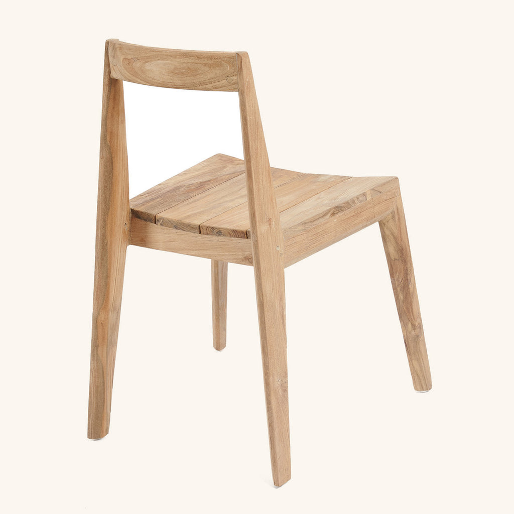 Chaise Paxi en teck vue de trois quarts arrière