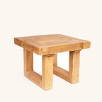 Table d'appoint en teck récupéré, plateau épais et piètement en U, vue de trois quarts