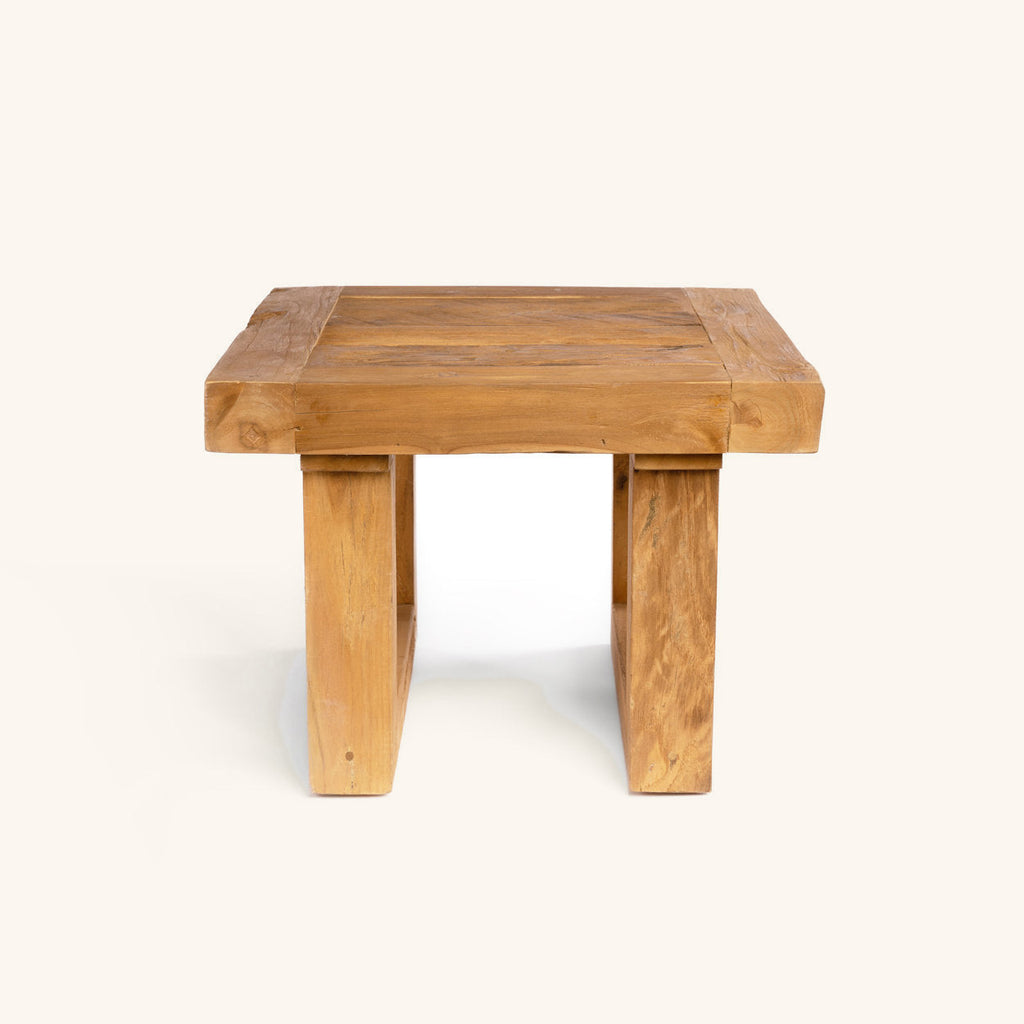 Table d'appoint en teck récupéré vue de trois quarts, autre angle