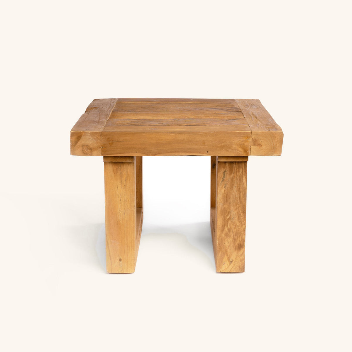 Table d'appoint en teck récupéré vue de trois quarts, autre angle