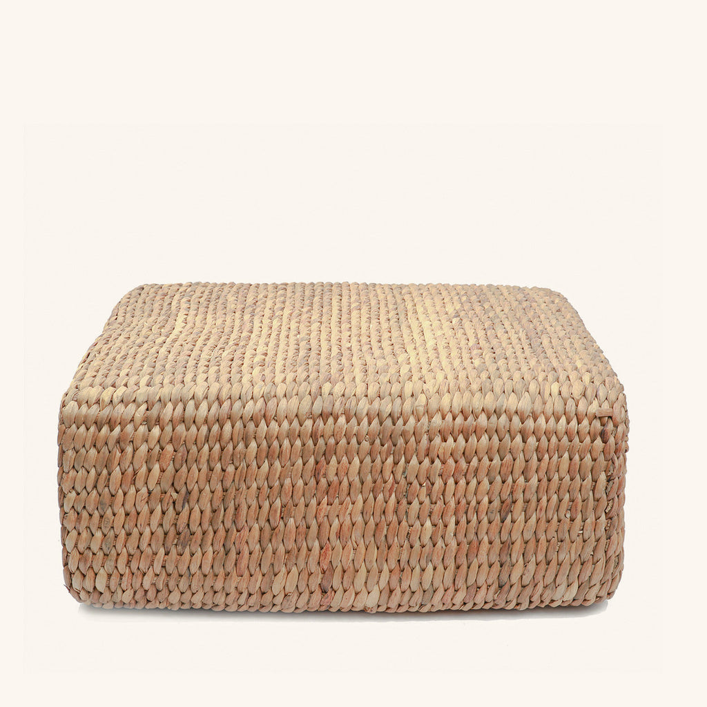 Pouf carré en jacinthe d'eau tressée, vue de face