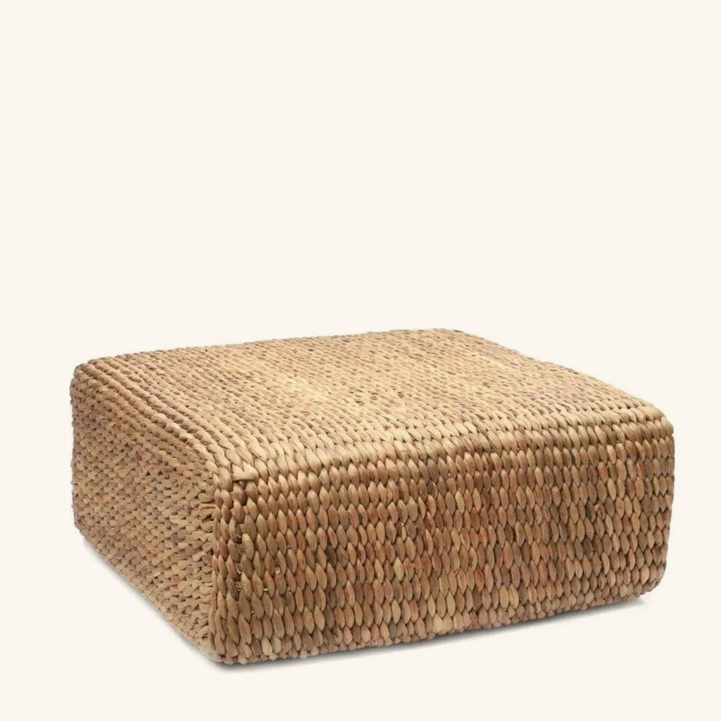 Pouf carré en jacinthe d'eau vu de trois quarts, tressage en torsades
