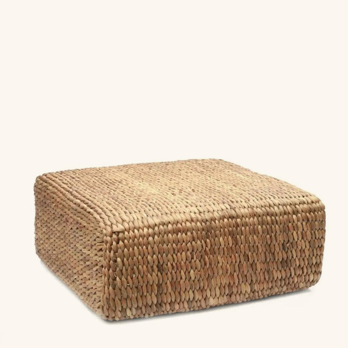 Pouf carré en jacinthe d'eau vu de trois quarts, tressage en torsades