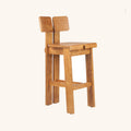 Tabouret de bar Sama Sama en teck, dossier double fendu, vue de trois quarts
