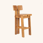 Tabouret de bar Sama Sama en teck, dossier double fendu, vue de trois quarts