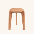 Table d'appoint Seseh en teck récupéré, plateau rond et trois pieds, vue de face