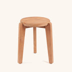 Table d'appoint Seseh en teck récupéré, plateau rond et trois pieds, vue de face