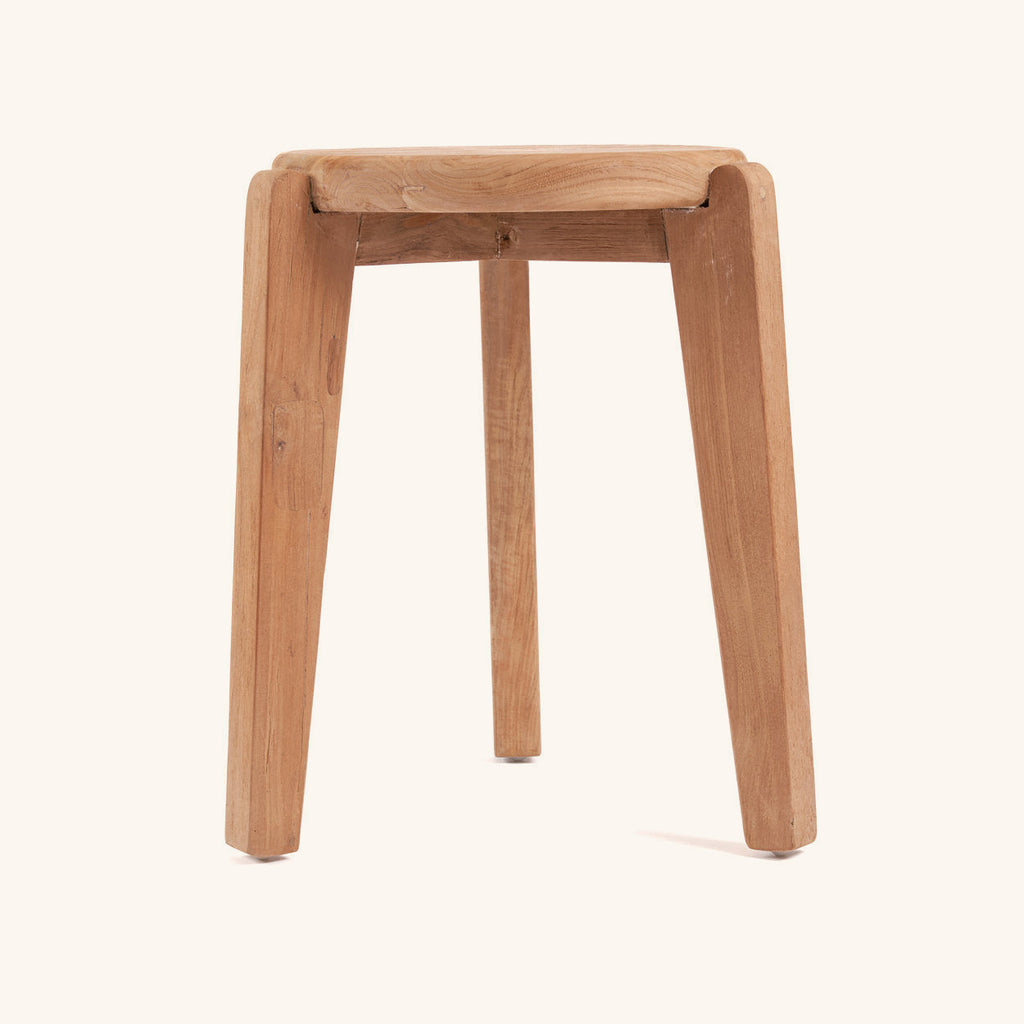 Table d'appoint Seseh vue de trois quarts, pieds fuselés en teck