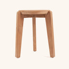 Table d'appoint Seseh vue de trois quarts, pieds fuselés en teck