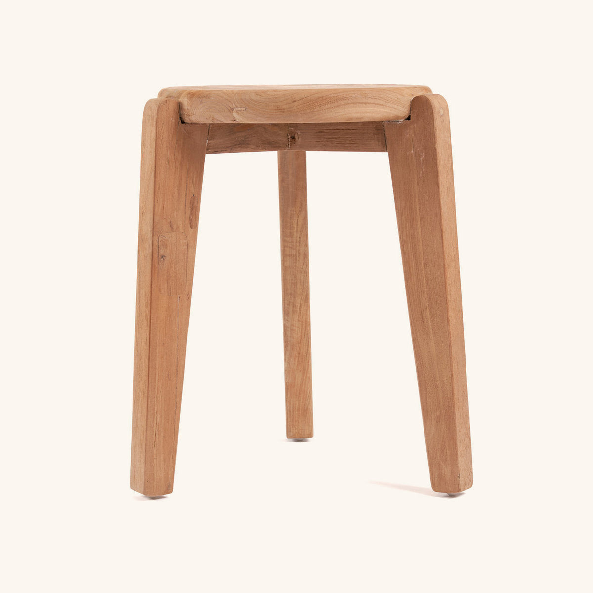Table d'appoint Seseh vue de trois quarts, pieds fuselés en teck