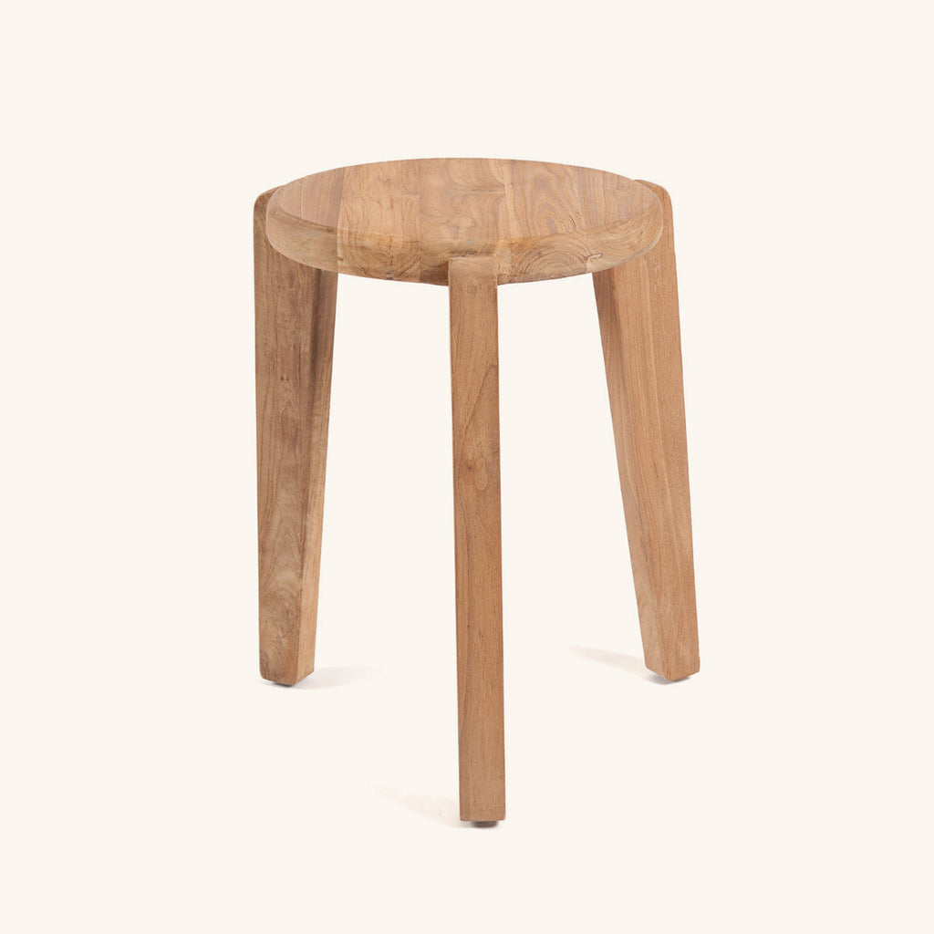 Table d'appoint Seseh vue en légère plongée, plateau rond en teck
