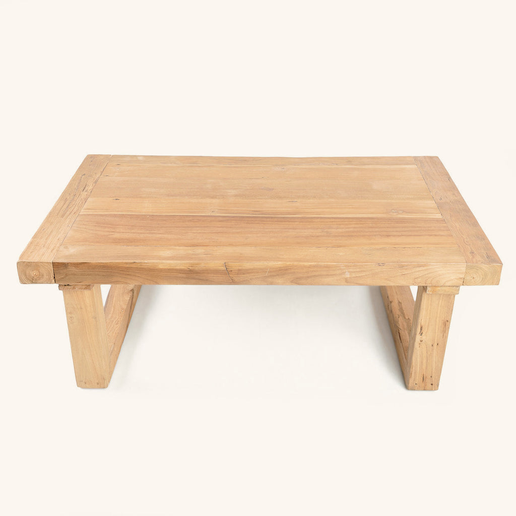 Table basse en teck vue de trois quarts, piétements en U