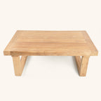 Table basse en teck vue de trois quarts, piétements en U