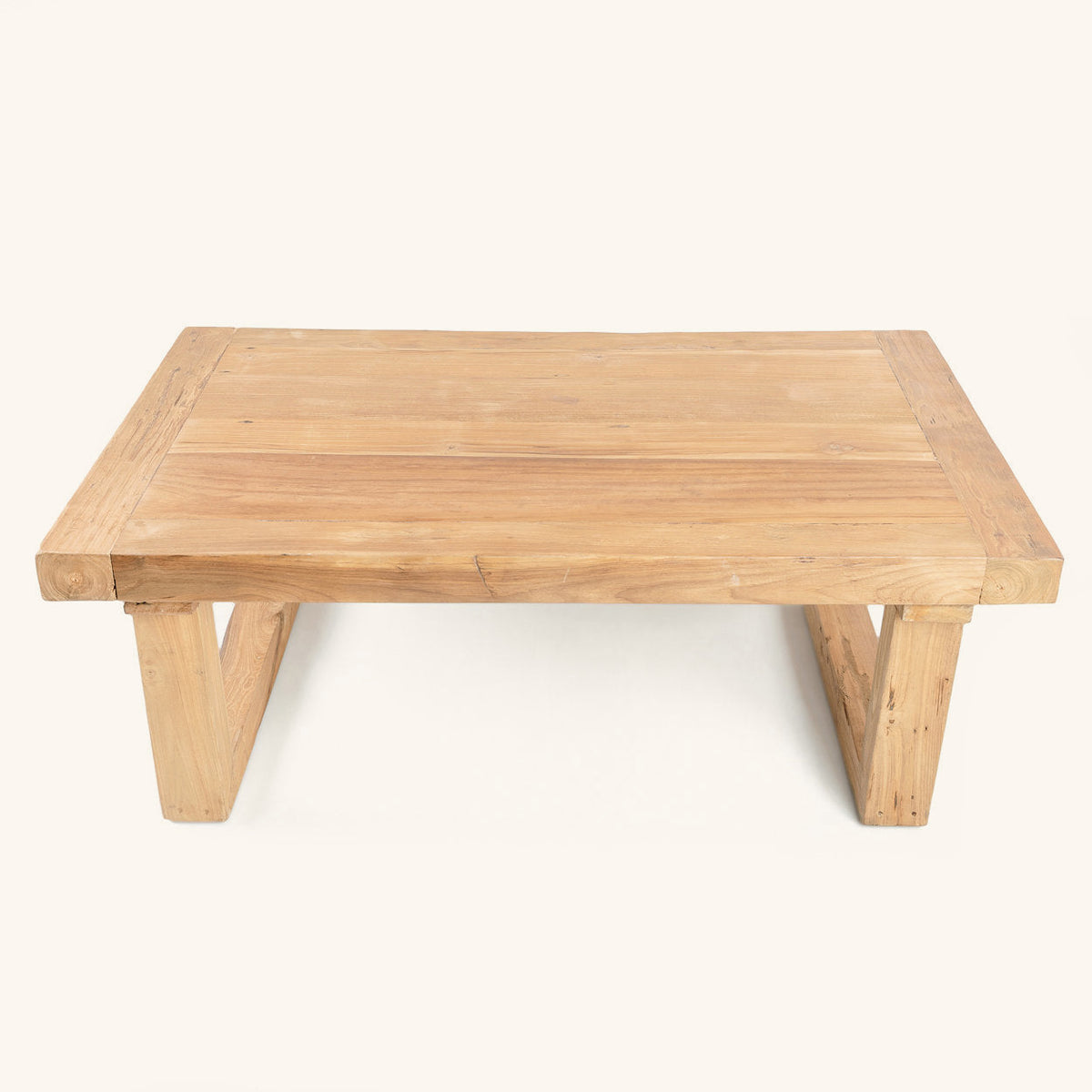 Table basse en teck vue de trois quarts, piétements en U