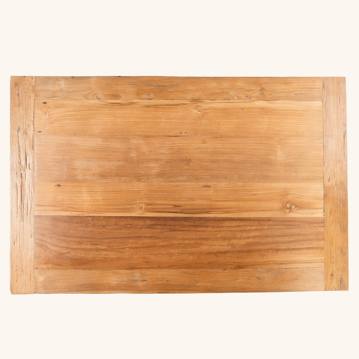 Plateau de la table vu de dessus, assemblage des planches de teck récupéré