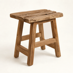 Tabouret Yoke en teck naturel sur fond ivoire