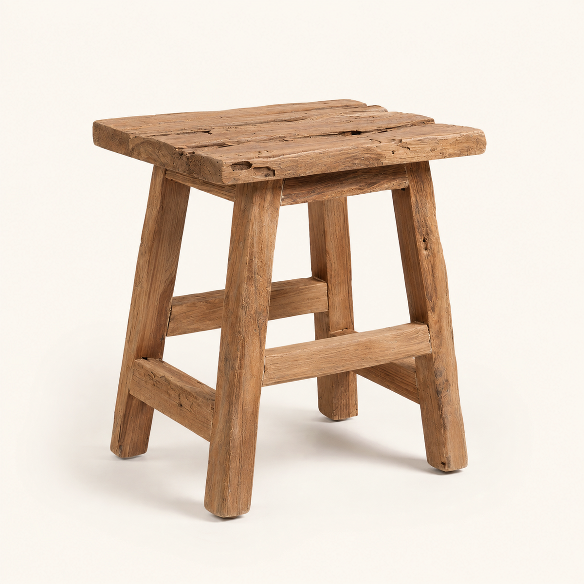 Vue trois quarts du tabouret Yoke en teck naturel