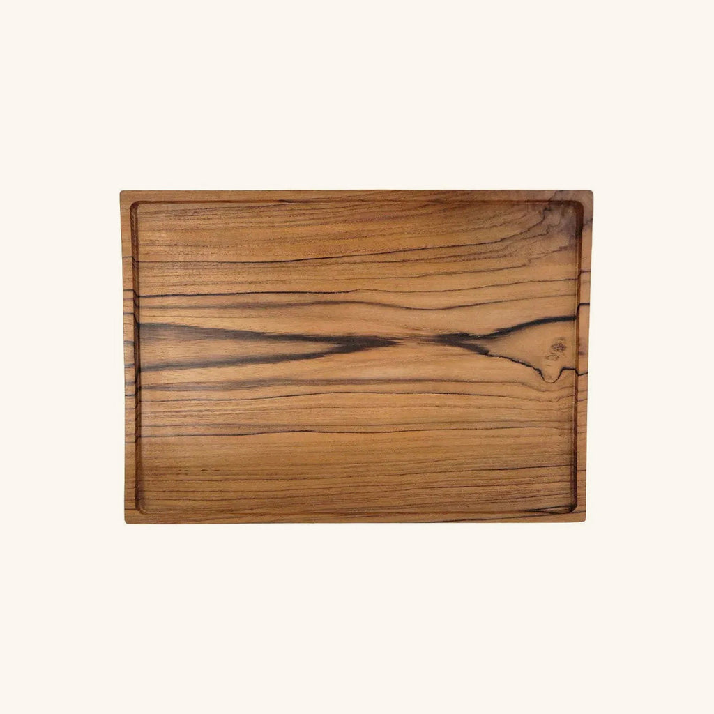 Assiette de service rectangulaire en teck vue de dessus, veines sombres traversant la planche
