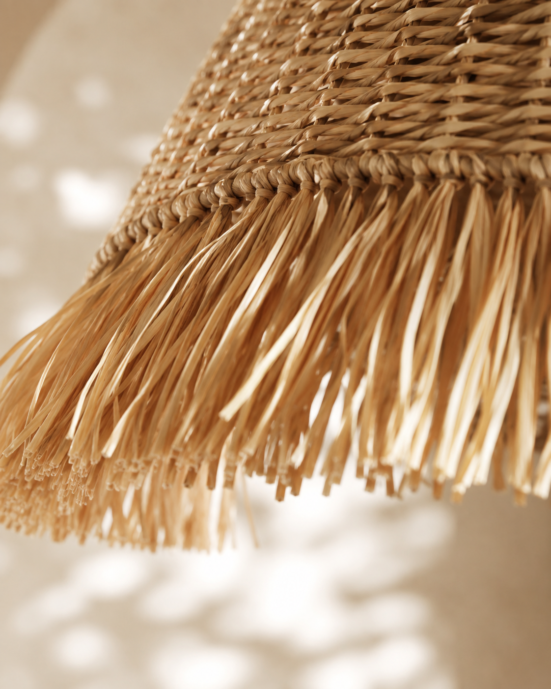 Détail des fibres et franges tressées en raphia naturel