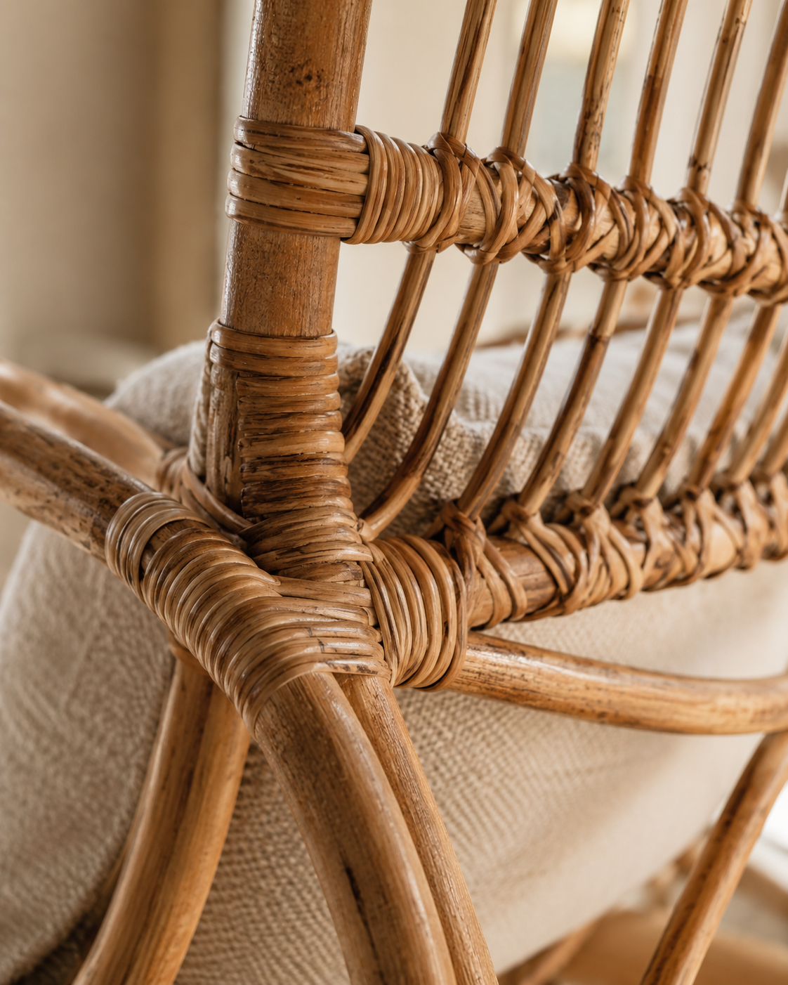 Détail du tressage artisanal d'un fauteuil en rotin naturel
