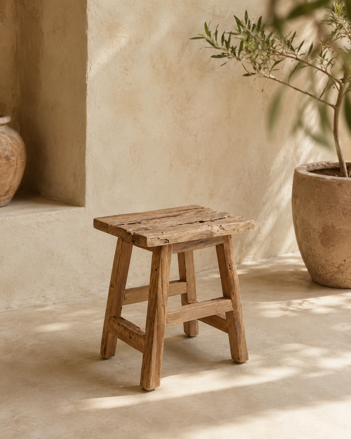 Tabouret Yoke en teck naturel dans un intérieur méditerranéen