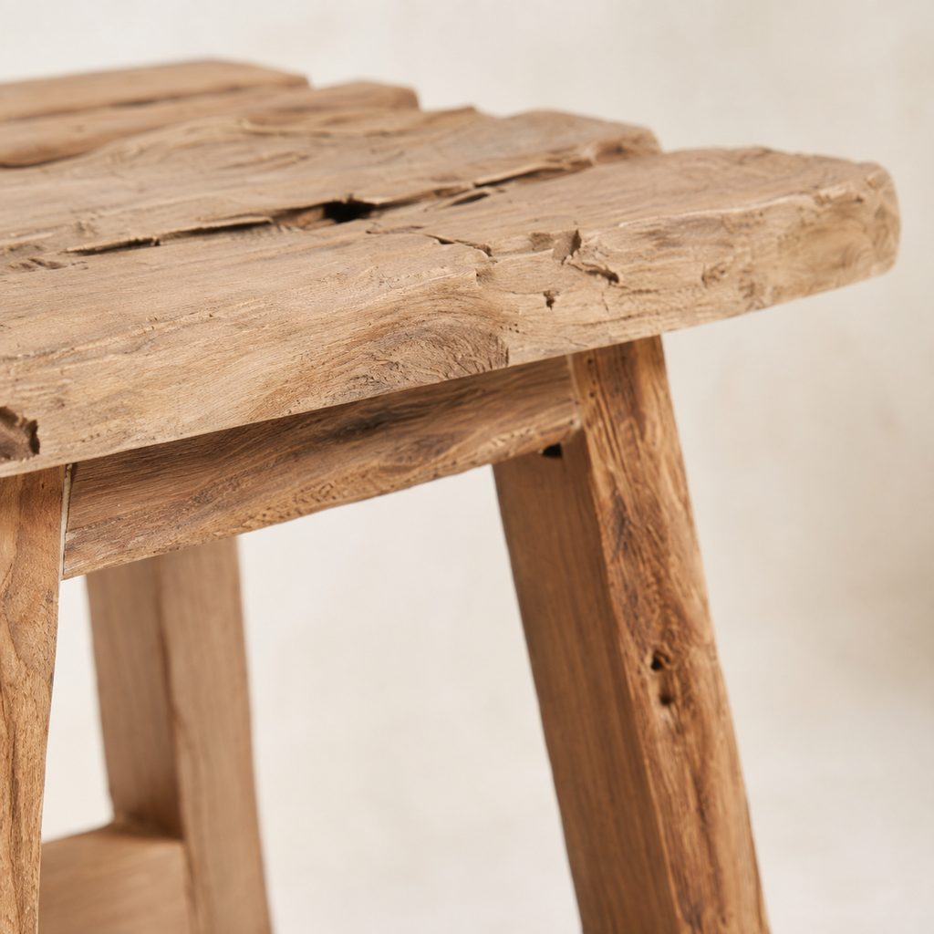 Détail du bois de teck du tabouret Yoke
