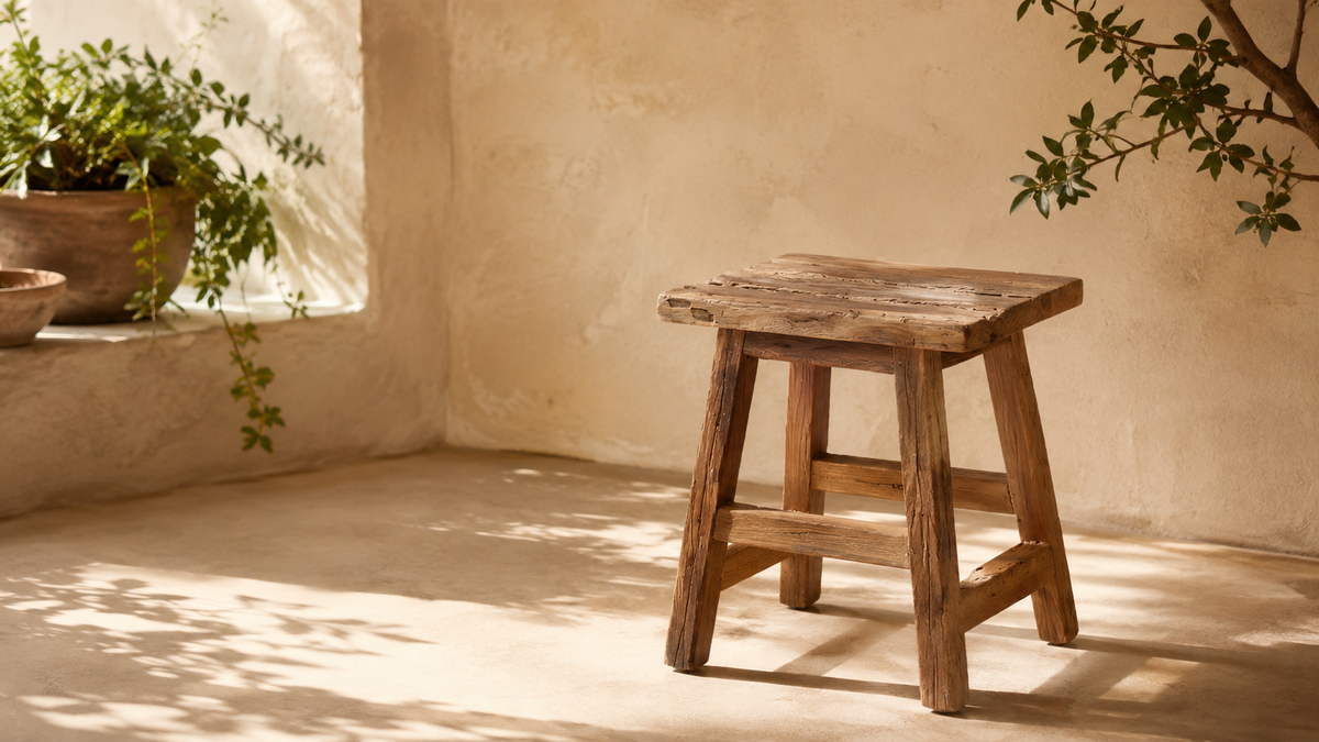 Intérieur méditerranéen avec tabouret Yoke en teck naturel